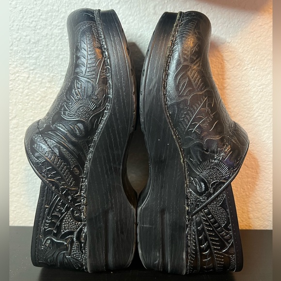 Dansko Professional Tooled clog, size 39. - Picture 6 of 11